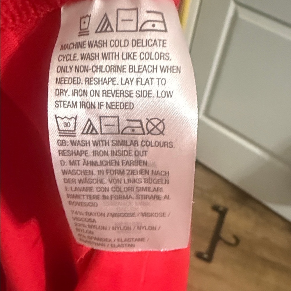 Joan Rivers Vibrant Red Crop Pants Size 3X - Picture 4 of 4